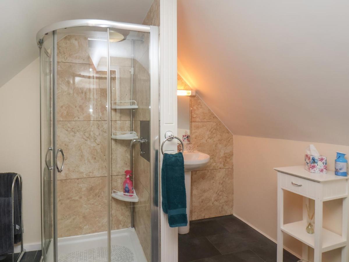 Cow Byre Cottage Уитби Екстериор снимка