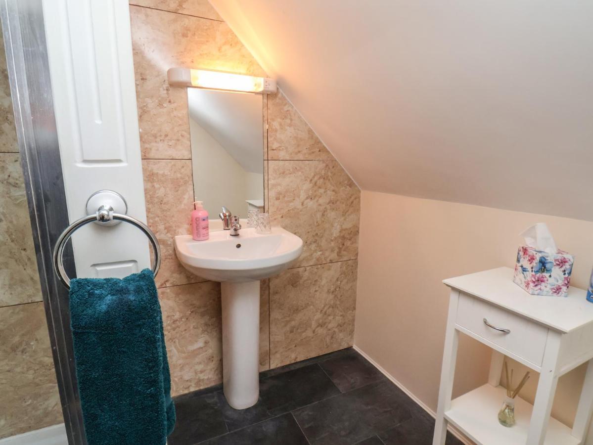 Cow Byre Cottage Уитби Екстериор снимка
